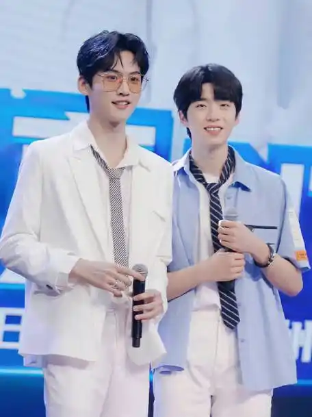 张嘉元周柯宇被羊驼喷口水