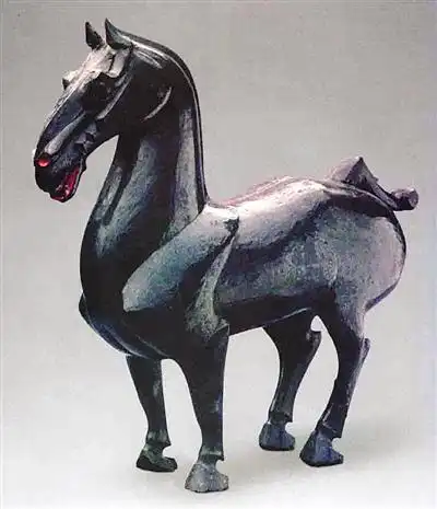 盘点中国古文物中的马:唐代三彩马艺术造诣较高