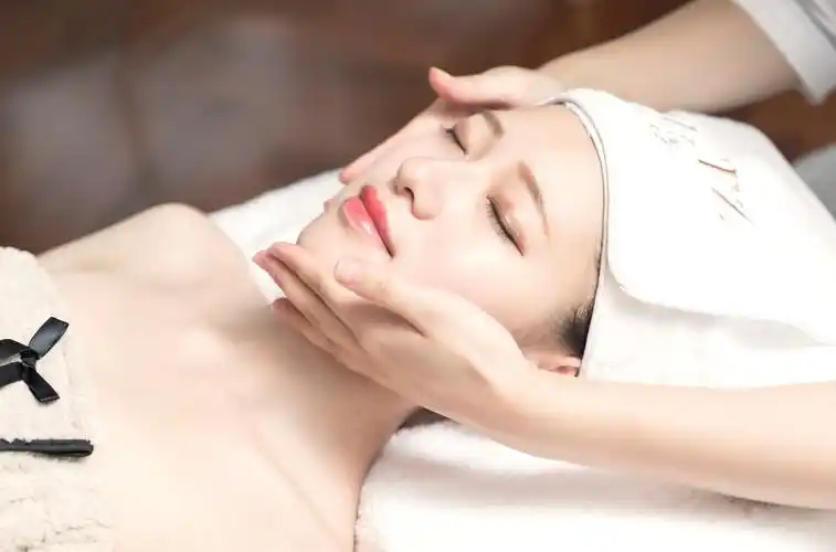 美容师给护肤按摩脸部图片