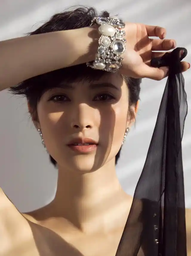 隋俊波率性短发女王范儿十足