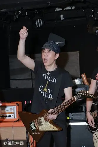 黄贯中告别beyond光环与kolor合开音乐会 贝斯炫技比rock仍似不羁少年