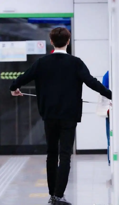 林彦俊的背影真的好帅,好有安全感呀,想早日见到小橘了,想他@林彦俊