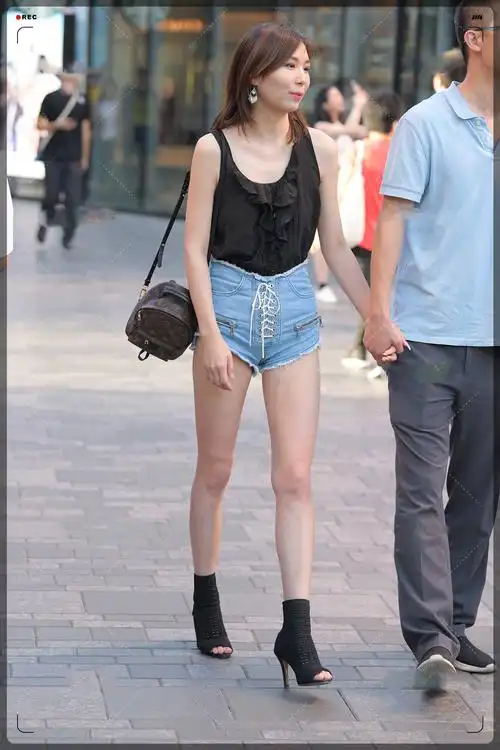 原创黑色吊带搭配高腰牛仔短裤,青春活泼,优雅迷人