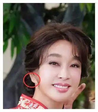 65岁刘晓庆做核酸检测表情痛苦,吓得全程闭眼,坐姿佝偻像老太太__财经