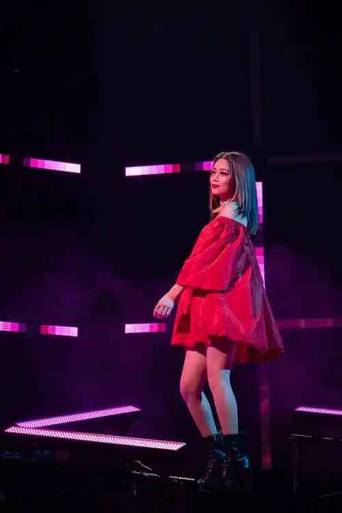 容祖儿《为歌而赞》演唱《初恋》 甜蜜氛围梦回港风年代