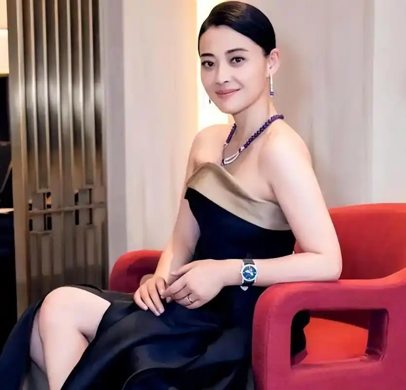 48岁梅婷晒法国旅游照,面部松弛,胳膊粗壮却仍然展现少女的活力