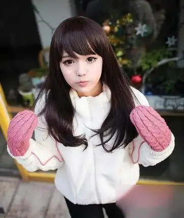 头发卷还需要一些造型上的处理,女生梳波浪卷的长发发型,非主流可爱风