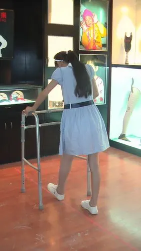 19号,月月在成都川港康复中心练习假肢.