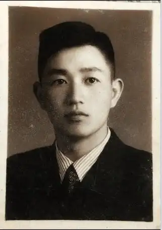 老照片:爸爸的黑白证件照,原来他也曾是气质帅哥_男子_军帽_目光