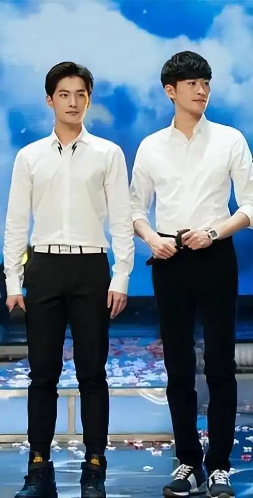 成龙身高174,但他们同框时看起来却差不多高.