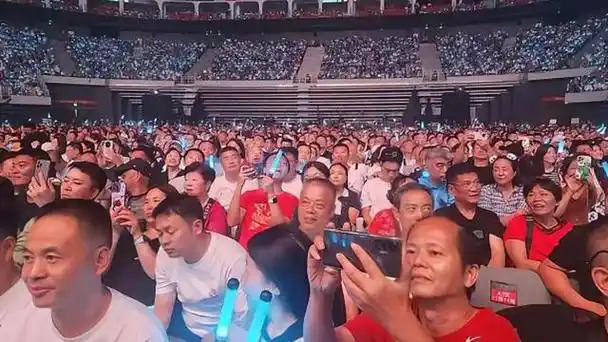 刀郎成都演唱会泪洒现场 观众落泪共鸣 经典老歌引全场大合唱