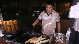 16岁那年,他只身来到杭州,卖鱼桥边的菜市场里摆起烧饼油条摊.