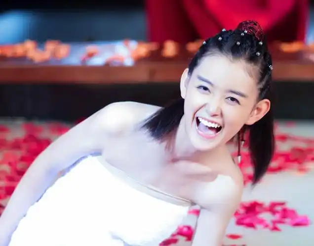 蒋依依女扮男装拍"沐浴戏",当镜头靠近水面,还好镜头只有3秒