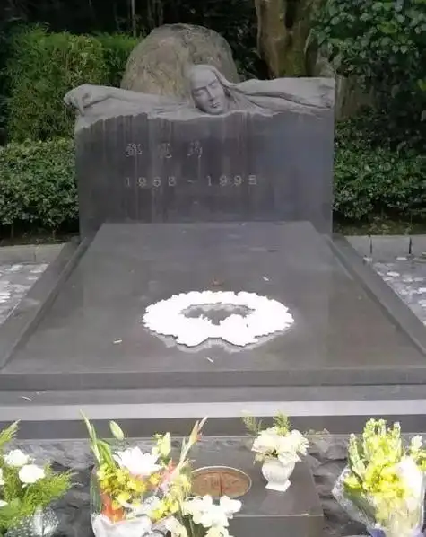 除了黄家驹和蓝洁瑛,邓丽君的墓碑也曾遭粉丝破坏过.