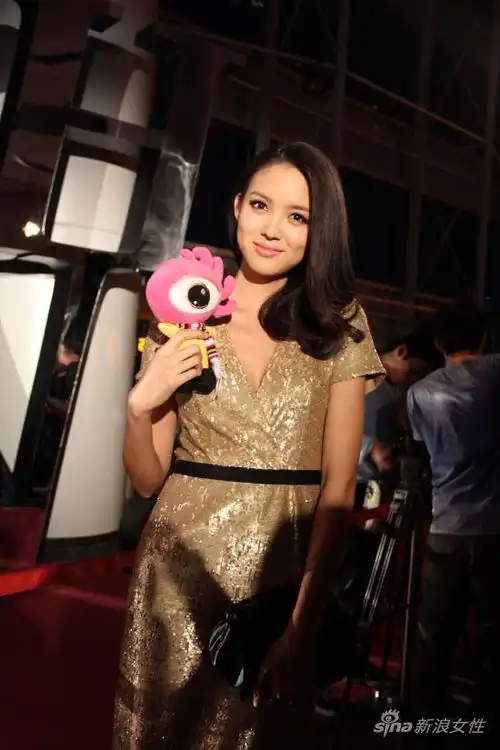 张梓琳助阵香港华丽秀 金色深v亮片裙惹眼