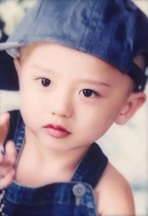 明星罕见童年照流出,刘亦菲从小美到大,范冰冰变化大到难辨认