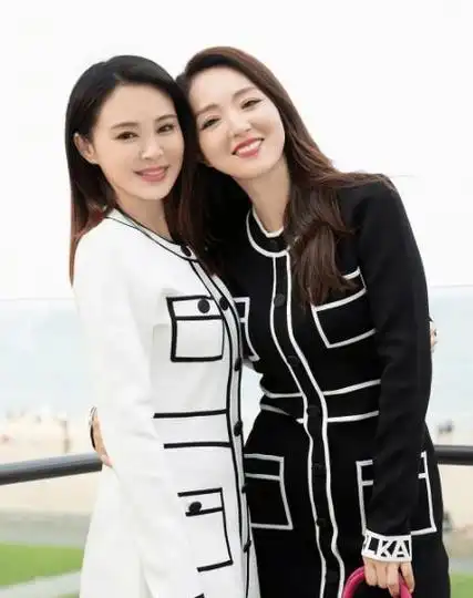 妻子关悦出现在和董璇合影的照片中