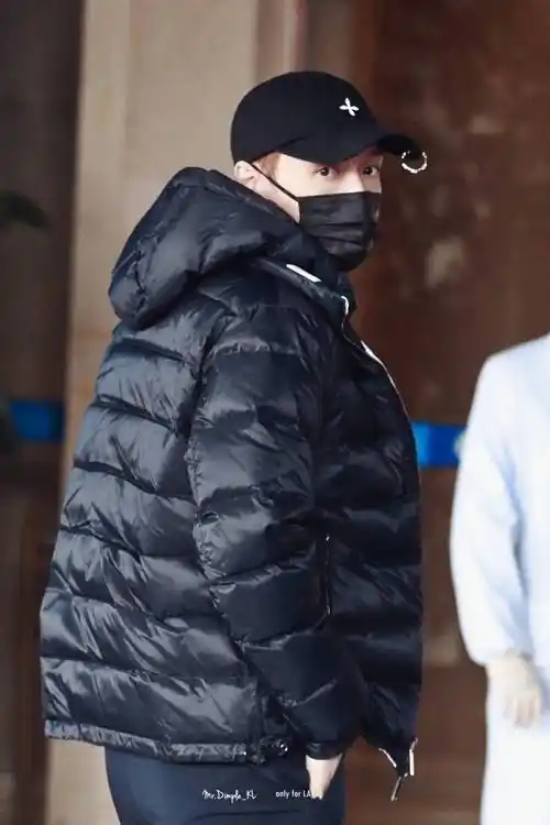 张艺兴机场饭拍图 张艺兴一身黑色穿搭现身机场