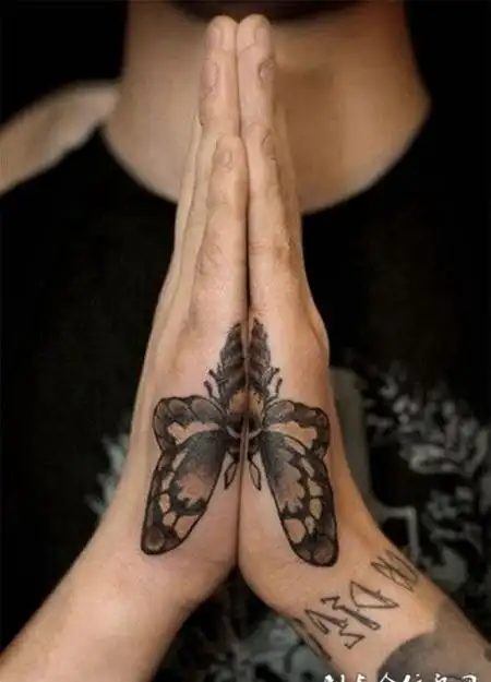 双手合十祈求平安,手部蝴蝶纹身