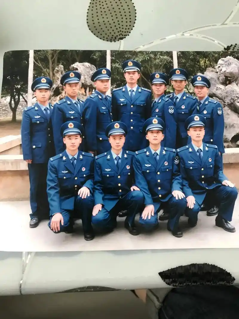 今天找东西,翻到了几张穿军装的正式照片,满满的回忆呀,在部队 - 抖音