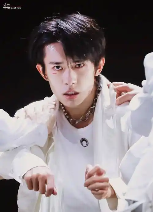 易烊千玺胡先煦李兰迪期末合照曝光,美女如云,胡先煦的手亮了!