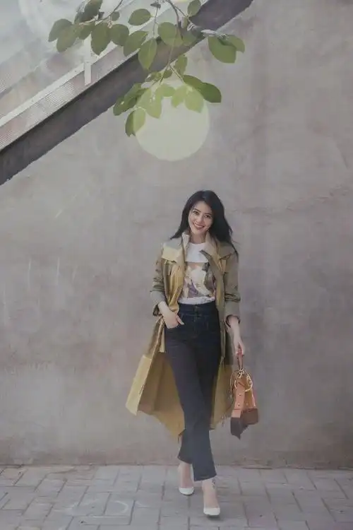 高圆圆秋装上阵,直筒牛仔裤显眼,这是高低腰穿了两条吗?