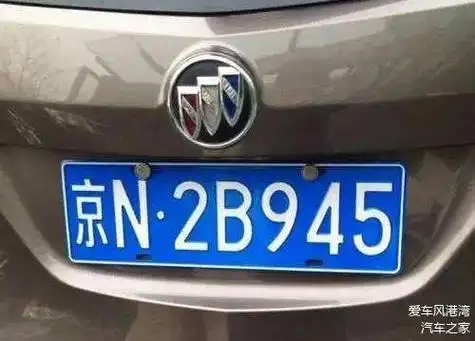 17万"小破车"上路,车牌写6个大字,却不扣分,交警:管不着