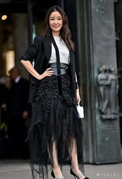 演员林心如惊艳亮相48岁皮肤状态绝佳网友岁月不败美人