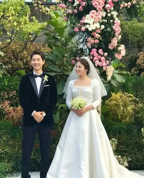 此情此景下,宋仲基有没有回忆起自己的婚礼也不知道前前男友李秉宪,前