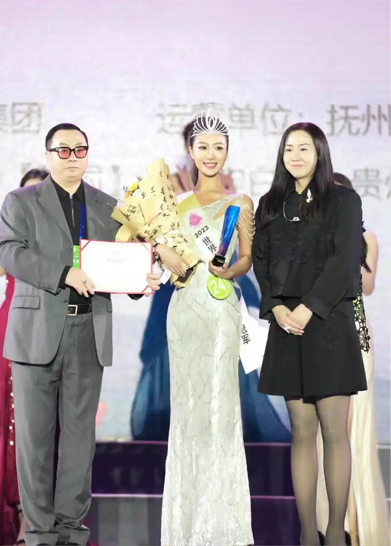 1999年12月2日生于黑龙江省齐齐哈尔市,后定居广东深圳,身高171cm