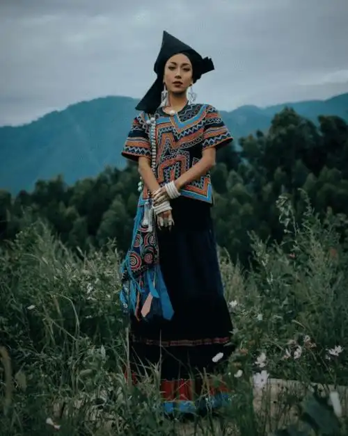 吉克隽逸回乡大凉山录制央视中秋晚会一袭彝族传统服饰太美了