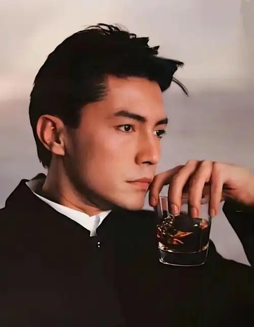 亚洲第一美男不婚不育之谜|尊龙_新浪新闻