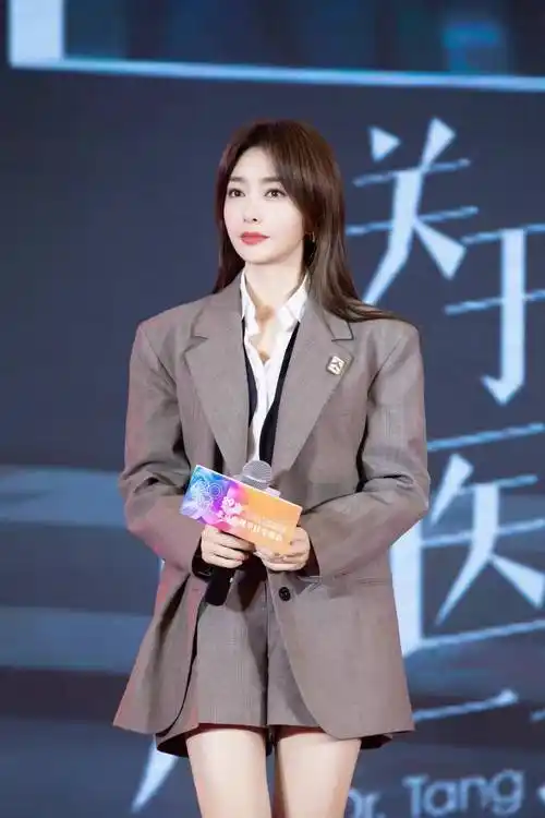 秦岚入秋穿搭很低调一身咖色西装配短裤