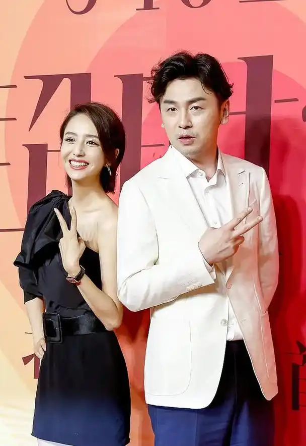 电影发布会佟丽娅绕过陈思诚与雷佳音头靠头甜蜜合照秀恩爱