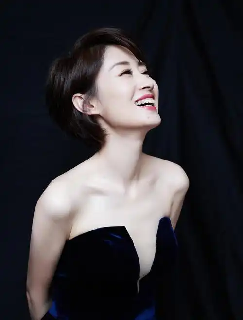 以为刘敏涛也走性感风,抹胸裙v领低到胃,放大才看到"端倪"