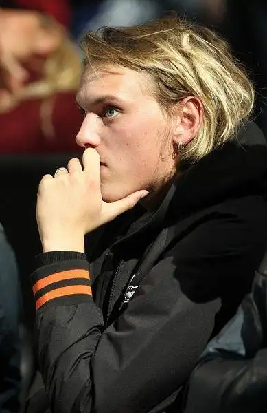 杰米·坎贝尔·鲍尔 jamie campbell bower 图片