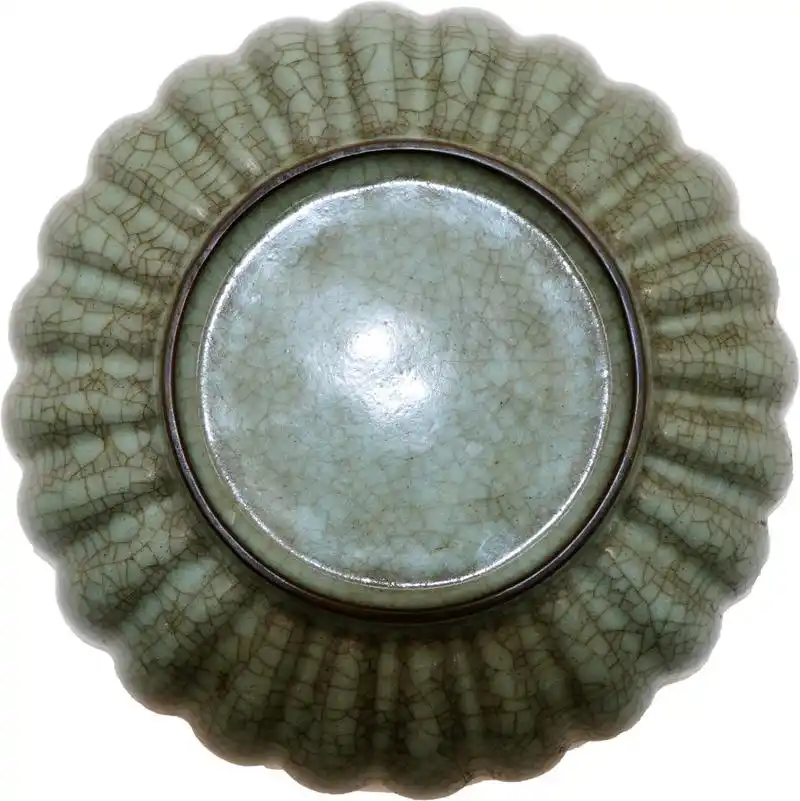 南宋官窑青釉双鱼菊瓣盘