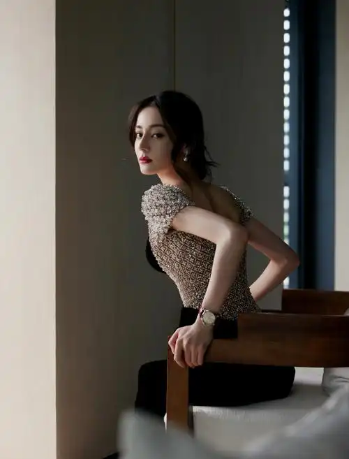 迪丽热巴锁骨好绝