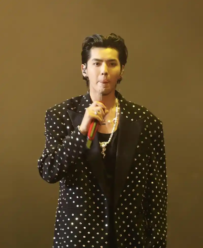 吴亦凡穿黑色波点西装复古慵懒 大背头造型狙击少女心