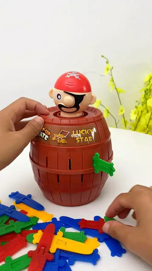 海盗桶叔叔插剑木桶刀情侣互动搞怪减压游戏解压神器#我的玩具分享