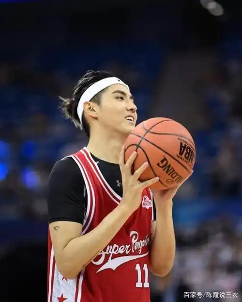 吴亦凡上晒出打篮球的照片,运动风青春十足,状态好棒!