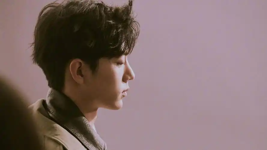 电脑壁纸 明星 大陆明星 邻家男孩肖战时尚帅气阳光写真