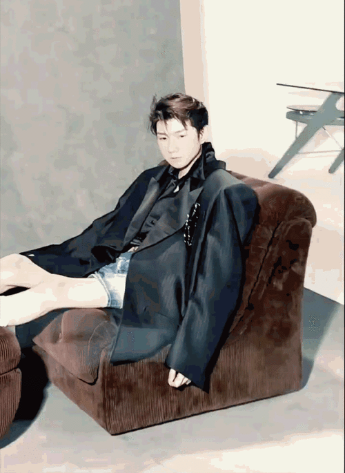 嘶哈——嘶哈——0101好白好细的腿    #王源卷宗四月刊封面预告