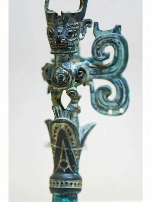 是人首鸟身的形象,人物面部与三星堆常见的