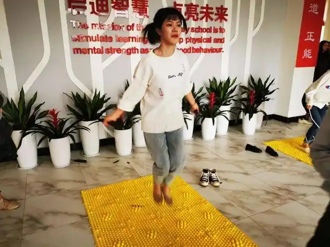 铁打的吗竟然还面带微笑总之小编光是看看这指压板就不禁倒吸一口凉气