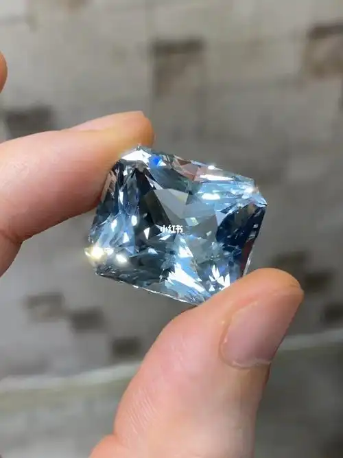 硕大的一颗鸽子蛋海蓝宝石