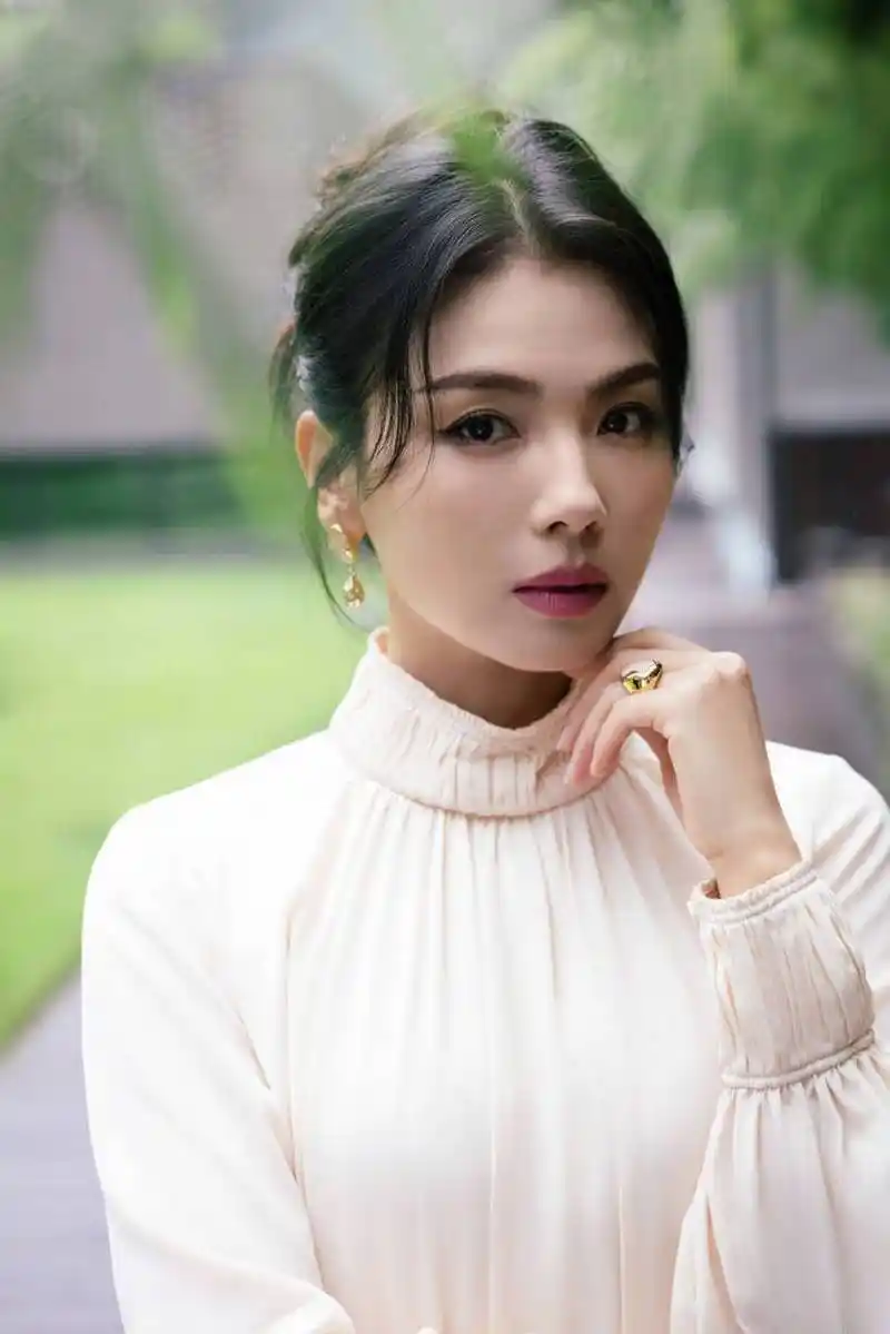 刘涛身穿白裙优雅撑伞 盘发漫步展现知性魅力