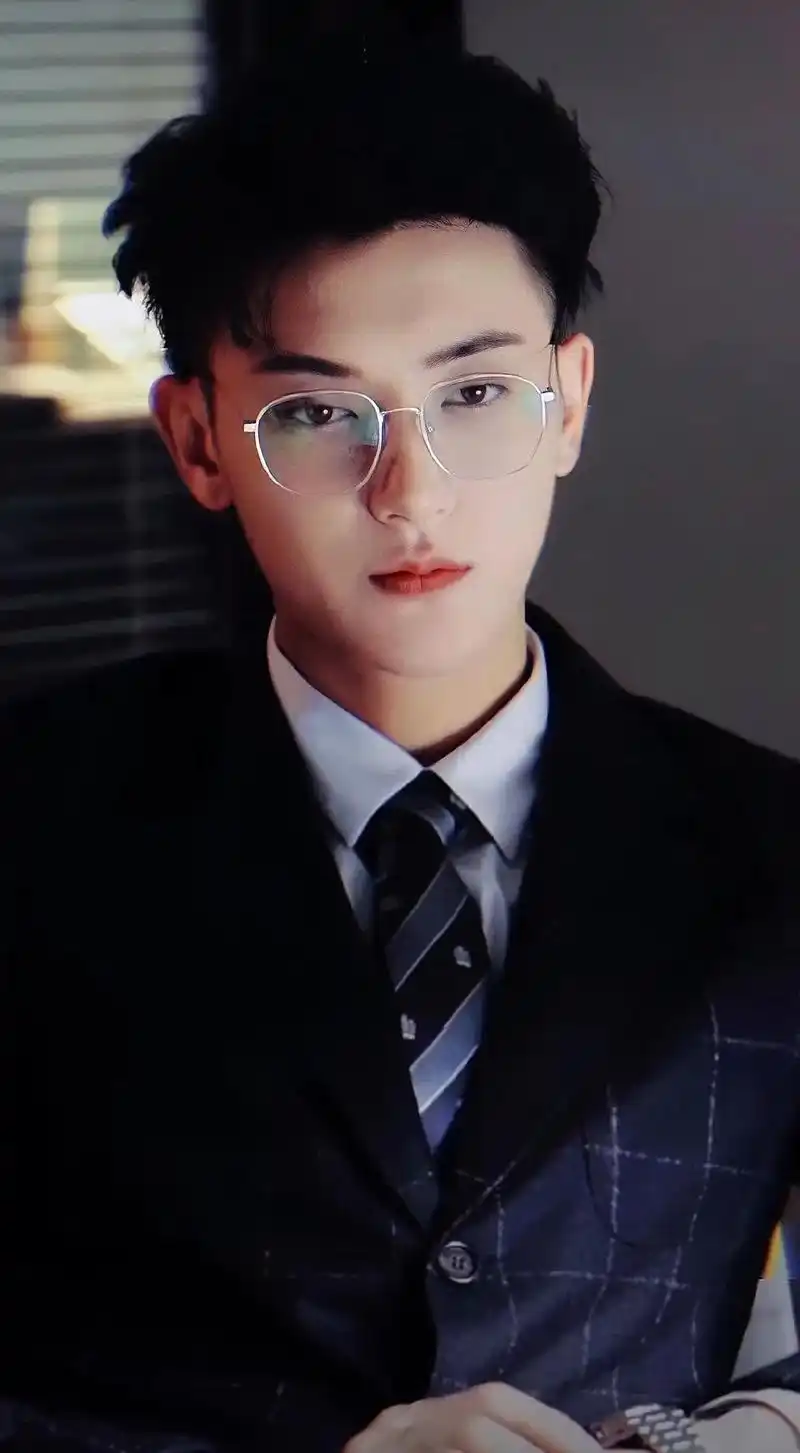 安利电视剧#才不要和老板谈恋爱#黄子韬陆询#眼镜杀 帅 - 抖音