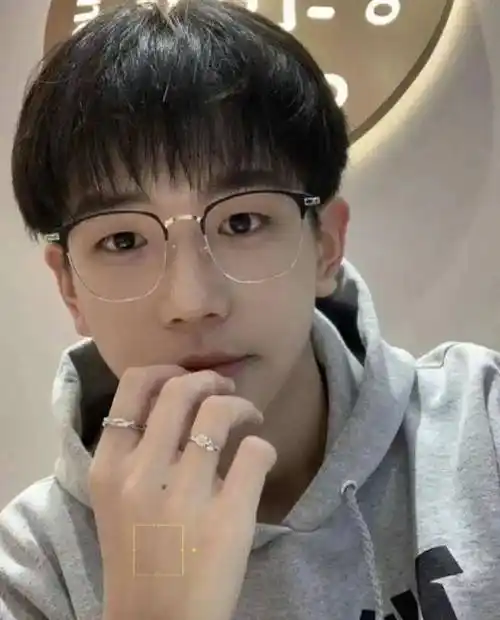 夏季男生流行发型潮男必剪的男生短发