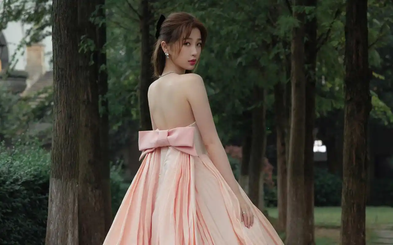 虞书欣后背蝴蝶结长裙高清桌面壁纸